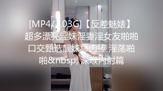 长相甜美妹子穿上连体网袜3P啪啪，特写大黑牛玩弄粉穴边后入边口交，妹子玩的很开心非常诱人