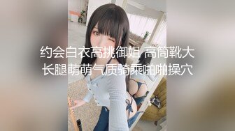 露脸女跪下吃鸡巴