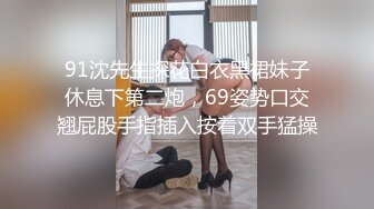 新婚帅哥趁老婆不在家,叫炮友上门狂欢配种,两根大鸡巴前插后操爽死他了