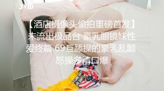 高颜值美女边看A片忍不住流水不止太有感觉了，湿淋淋的阴户三根手指撑满小穴，一库一库白浆被不断扣弄出来!