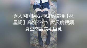 【新片速遞】 黑丝大奶淫妻 被单男直接内射 绿帽老公望着刚挨过操往外冒精液的骚穴 受不了诱惑 在老婆骚穴直接刷锅[135MB/MP4/02:20]