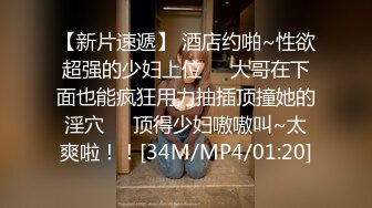 大屁股骚奶子黑丝诱惑颜值也还不错的无敌骚浪贱，让小 哥床上放肆抽插，奶子乱晃叫的骚，后入双插菊花逼逼