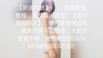 两个白皙大奶子骚妹子浴室湿身胡萝卜自慰，揉捏奶子掰穴胡萝卜摩擦，坐在马桶上特写骑坐，蹲在地上搞到喷水