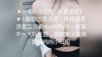 欠操的农家小少妇，一个人在家跟狼友发骚赚外快，全程露脸光着身子跟狼友互动撩骚，屋里屋外大门口发骚不断