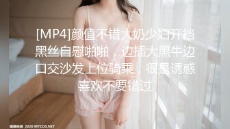 偷窥家庭摄像头，美艳妻子和老公躺客厅玩鸡巴，仔细揉摸龟头，手撸龟棒，等硬起来了竟然玩手机去啦，哎呦！