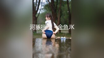 出租屋偷拍美女先尿尿再冲个凉