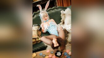 少妇给小宝宝喂奶 小家伙可真皮 吃一只还要玩一只