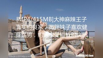 又是羡慕大爷的一天！欧美大爷一个人享用两位极品美女 坐在沙发上两个骚逼轮流插入！