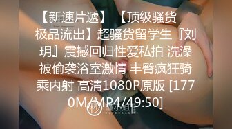 《极品CP?魔手?外购》美女如云酒吧女厕逼脸同框偸拍多位都市靓妹方便，短发美女用手机给私处拍照发给网友