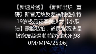 这妹子够狠 抠逼抠成这个表情 简直往死里抠 貌似几次差点噎死过去 淫水直喷