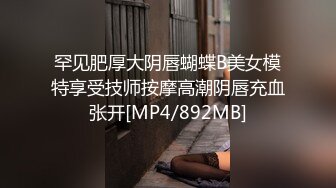 跪着舔屌洗完澡等待被操，圆润翘臀扭动小腰套弄，扶着屁股后入撞击