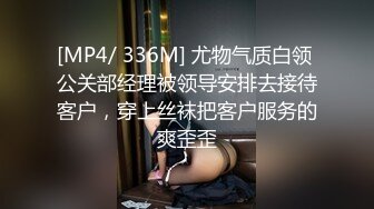 后入小母狗，太粗了操的她肚子疼