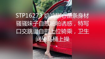 ★☆全网推荐☆★十二月新流出大神潜入水上乐园更衣淋浴间出口偷拍美女换衣服警觉性很高的红衣妹子瞪着作者看