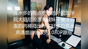 大哥跟人开着视频看人做爱自己抠少妇的骚逼，深喉大鸡巴无套抽插，跟狼友视频交流经验，比拼草逼真实刺激