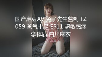 紧身裹胸高挑大长腿小姐姐趴在鸡巴上不停吞吐舔吸