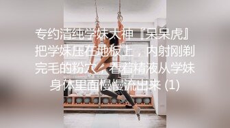 《女性私密养生会所》男技师上门给少妇推油抠逼爽到要抱着技师臀部吃屌