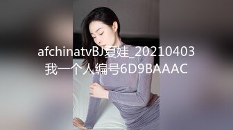 3K原始版全景厕拍-怕臭的波浪卷发时尚妹子,膝盖前两个破洞是跪地板摩的吧