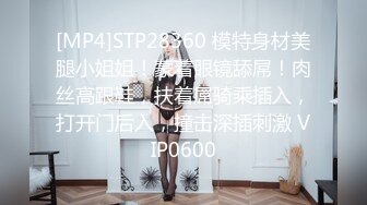 烈焰红唇花臂纹身美乳小姐姐，脱掉衣服扭动细腰，坐在椅子上振动棒插穴