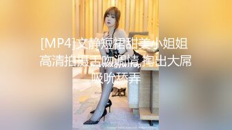 创意性爱美女趴在窗台屁股在外被人玩逼头在屋里吃鸡巴3P操的就是嗨