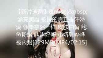 很有韵味甜美少妇约炮眼镜中年大叔，舔屌口交活不错沙发上操，坐上来整根插入上下套弄，扛起双腿抽插猛操骑脸插嘴