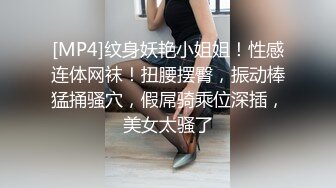 -一家三口其乐融融 儿子在前面不停吃妈妈奶子 爸爸后面艹