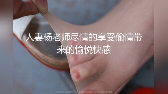 肤白美女撅着屁股等待一个有缘的肉棒进入她的体内