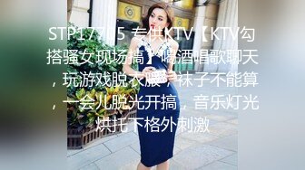 商场女厕全景偷拍 文静少妇的小黑鲍鱼