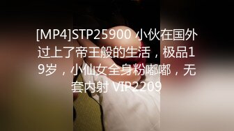 可爱粉色小护士床上如此反差 翘起小屁屁乖乖等大肉棒进入