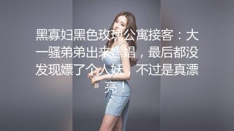 小区楼下女厕近距离偷窥红衣白裙美女的小黑鲍