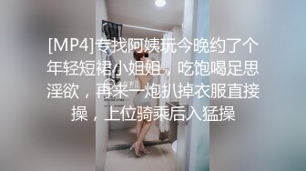 网吧里的骚逼女网管前台深夜找刺激，黑丝高跟跑到厕所大秀自慰，逼里塞鸡蛋走廊裸露漏出，道具自慰呻吟续