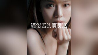 【技校小妹】19岁小萝莉跟两个纹身猛男玩3P，暴插狂干，娇小身躯相当能扛，一直不满足要高潮