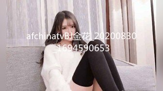 KTV 女厕偷拍穿着丁字小内内 BB夹的很紧的破洞牛仔裤美女