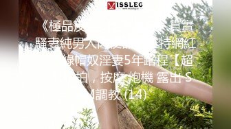 澡堂子偷拍长得很有灵气的小美女非常机灵的看着周围