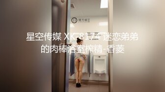 在浴室发骚的小女人全程露脸大秀直播，奶水诱惑口交乳夹假鸡巴，撅着屁股发骚道具抽插