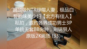 皮肤白皙短发颜值不错的少妇让纹身大哥各种爆草，舔鸡巴的样子好骚，让小哥站着抗腿爆草，淫水顺着腿往下流