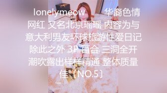 淫荡反差小女仆✿极品美少女穿上可爱女仆装服务金主爸爸，振动棒紫薇爽的尿屁不停，娇小身材被爸爸抓紧双手后入