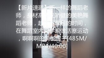 学校乘坐电梯时偷拍JK妹子的裙底,意外发现内裤卡屁股缝了,嫩逼露出了一大半